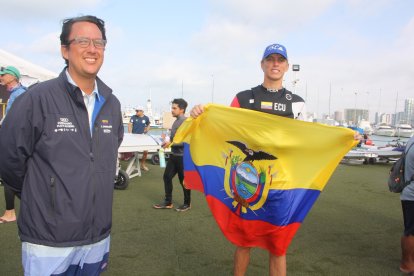 Tadas Koreiva muy feliz mostrando la bandera de Ecuador luego de su triunfo mundial