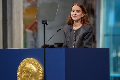 La hija de la Premio Nobel de la Paz, Ana Corina Sosa, habla después de aceptar el premio en nombre de su madre, María Corina Machado.