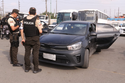 Agentes policiales revisan un vehículo retenido durante operativos de tránsito en Durán.