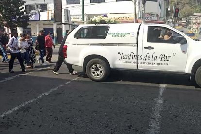 El féretro de Baldomero Bazán Bone, estilista esmeraldeño, fue trasladado en carroza de Jardines de la Paz, seguido por familiares y amigos en su último recorrido por la ciudad.