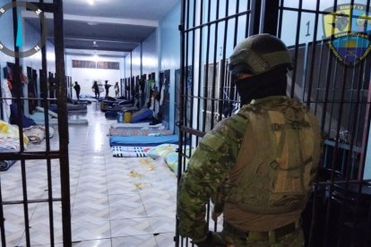 Militares ingresan a un pabellón del CPL Esmeraldas durante operativo de control tras la fuga de internos.