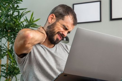 Una mala postura frente al computador puede provocar dolor de cuello.