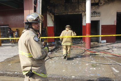 Bomberos atendieron la emergencia en la calle Ayacucho, en Guayaquil.