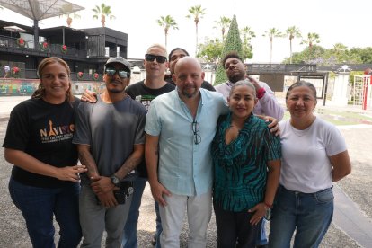 Harold Mena (centro) junto a artistas y emprendedoras que estarán en Navistock 2025.