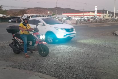 Los habitantes han tenido que rellenar los huecos con cascajo o piedras chancadas, para poder pasar sin problemas.
