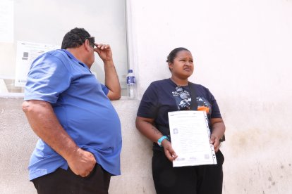 Familiares de César Adrubal Anzules Santillán llegaron al Laboratorio de Criminalística para confirmar su fallecimiento
