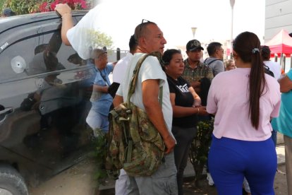 Familiares de los cuatro fallecidos llegaron desde Santo Domingo al Laboratorio de Criminalística, en Guayaquil, para retirar los cuerpos.