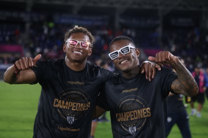 Gustavo Cortez (d) dio la vuelta olímpica y levantó la copa de LigaPro junto a sus compañeros. Este año regreso a Independiente para ser campeón