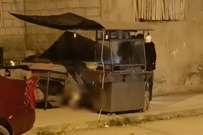El carrito de salchipapas de José Andrés Rúa quedó abandonado al pie de la casa donde vivía desde hace un mes, tras el ataque armado en el barrio San Jorge.