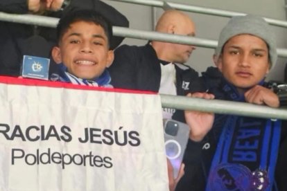 Pol Deportes, Cliver Huamán Sánchez junto a hermano Kenny y la bandera de agradecimiento a Jesús en el Bernabéu.