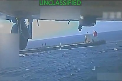 El petrolero Skipper, el más grande incautado por Estados Unidos, durante la operación en aguas internacionales.