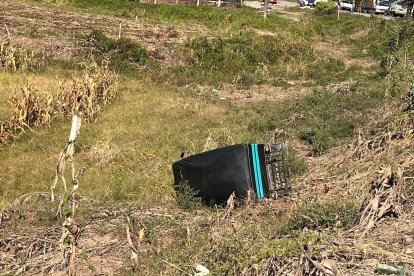 La tricimoto quedó volcada a un costada de la vía.