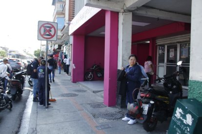 "Ocurrió en una agencia bancaria de Guayaquil, donde un delincuente agredió a un guardia de seguridad y le robó su arma de fuego en plena jornada laboral.