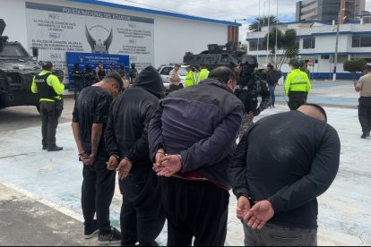 En rueda de prensa, la Policía presentó a los sospechosos del robo.