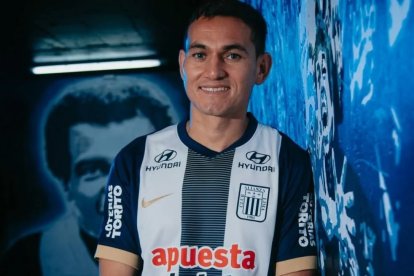 Jairo Vélez firmó con Alianza Lima luego de su salida de Universitario de Deportes.
