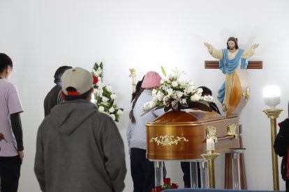Familiares del adulto mayor velaron sus restos en una funeraria de Calderón.