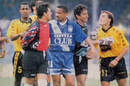 Eduardo Smith (c) en un Clásico del Astillero.