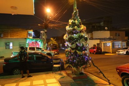 Los vecinos se encargan de decorar el árbol navideño del barrio.