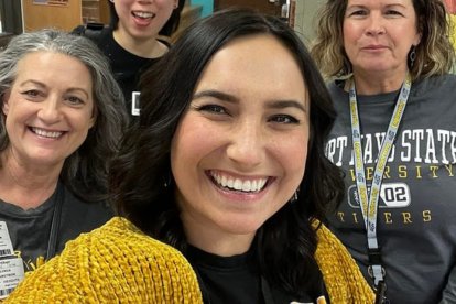 Nicole Hernandez, conocida como Nikki Baird (c), está envuelta en la pólemica.