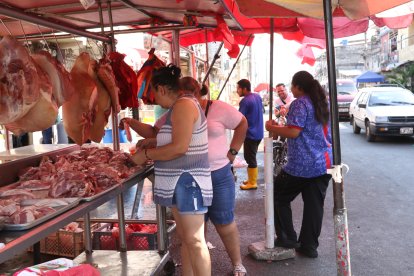 En los alrededores del camal, muchas familias tienen sus negocios de venta de carne.