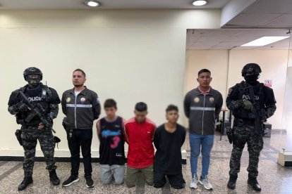 Estos son tres de los cuatro sospechosos aprehendidos.