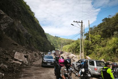 Derrumbe en vía Baños - Puyo.
