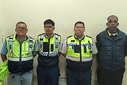 Los dos agentes, el conductor de la patrulla y el guardia del complejo judicial al momento de su detención.