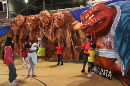 Los niños son los más emocionados con los escenarios.