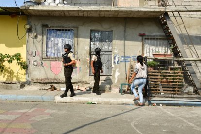 Agentes policiales acudieron al sitio para recabar datos del suceso criminal.