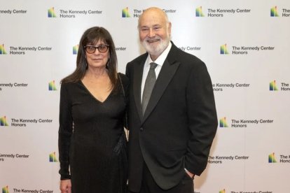 El reconocido director Rob Reiner junto a su esposa Michele Singer, quien también colaboró en varios de sus proyectos