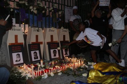 Familiares de las víctimas expresando su dolor, un año después de la desaparición de los menores.