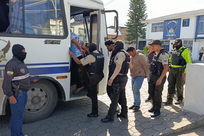 la policía nacional de Loja detuvo a 18 sujetos por diferentes delitos .