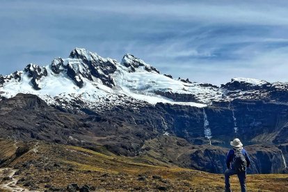 La laguna verde recoge  el deshielo de las cumbres del altar, pareciendo un espejo de altura.