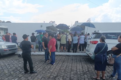 Familiares y exalumnos acompañaron el sepelio del docente Luis Enrique Morocho en el cementerio de Tena.