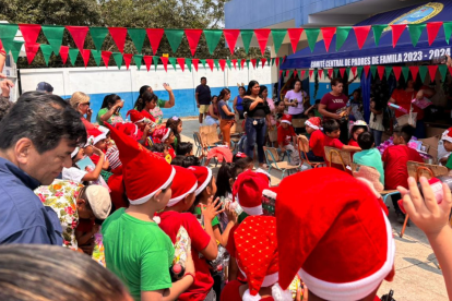 Niños de tres recintos de Tenguel reciben juguetes durante una jornada navideña que buscó llevar alegría a comunidades rurales.