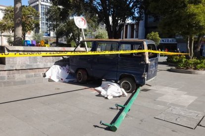 Vehículos destruidos y figuras humanas simulando víctimas fueron colocados en puntos estratégicos de Ambato.