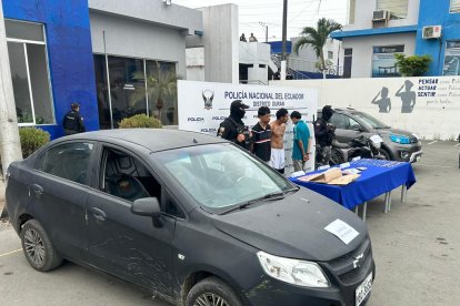 En poder de los aprehendidos se encontró un arma de fuego, el vehículo y otras evidencias.