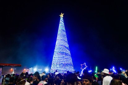 Encendida del árbol navideño en Playas.