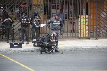 Agentes policiales recabaron indicios balísticos en el lugar.