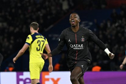 Willian Pacho (d) será titular en la defensa del PSG en la gran final de la Copa Intercontinental.