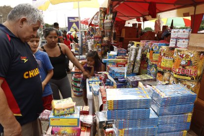 Durante la época de fin de año, ocurren múltiples tragedias por fuegos artificiales. Maneje la pirotecnia con precaución.