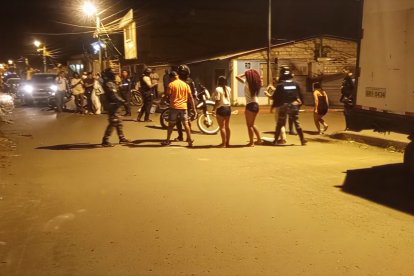 Operativo policial en el barrio 15 de Marzo tras el asesinato de un estudiante; agentes recaban indicios y controlan la zona.