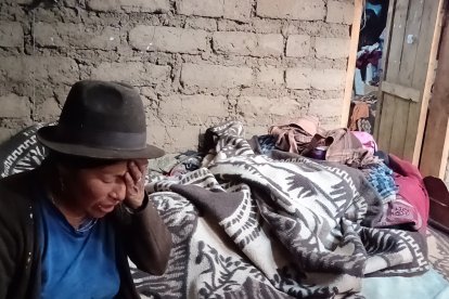 Gladis Punina (acostada) está bajo el cuidado de su mamá María, quien también cuida a sus dos nietos. Gladis quedó viuda hace un año y ella es una de las heridas del accidente en la ruta Ambato-Simiatug el 16 de noviembre del 2025.