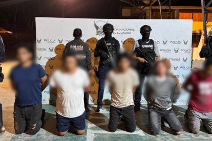 Agentes de la UNASE presentan a cinco detenidos vinculados al secuestro de una familia en Chamanga, tras el operativo “Libertad” ejecutado en tres provincias.