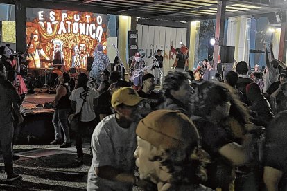 Los asistentes se pusieron a ‘poguear’ con la música en vivo.