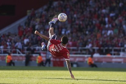 Santiago Montiel ganó el premio Puskás por su 'chilena' ante Independiente Rivadavia de Mendoza.