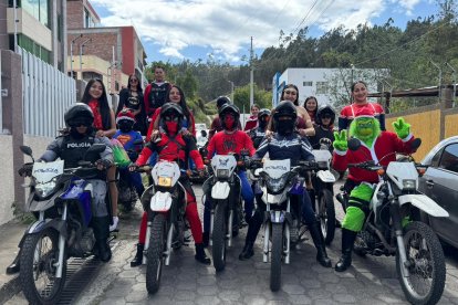 Superhéroes en motos sorprenden a Ambato: policías llevan alegría a barrios, parques y calles