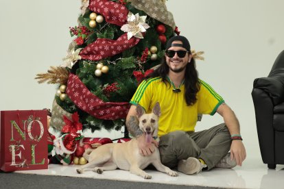 Logan y su perrita rescatada Eli visitaron las instalaciones de Diario Extra.