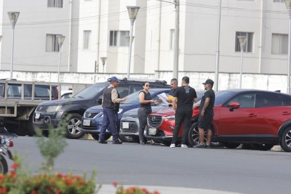 Parientes del futbolista acudieron a la dependencia policial a retirar el cuerpo.
