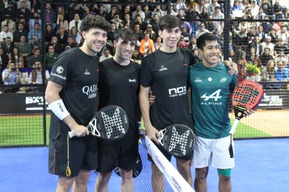 Los números 1 y 2 del ranking mundial de pádel, Agustín Tapia (i) y Federico Chingotto (cuarto de izquierda a derecha), disputaron un amistoso en Quito